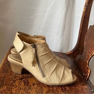 Earth shoe, size 8.5